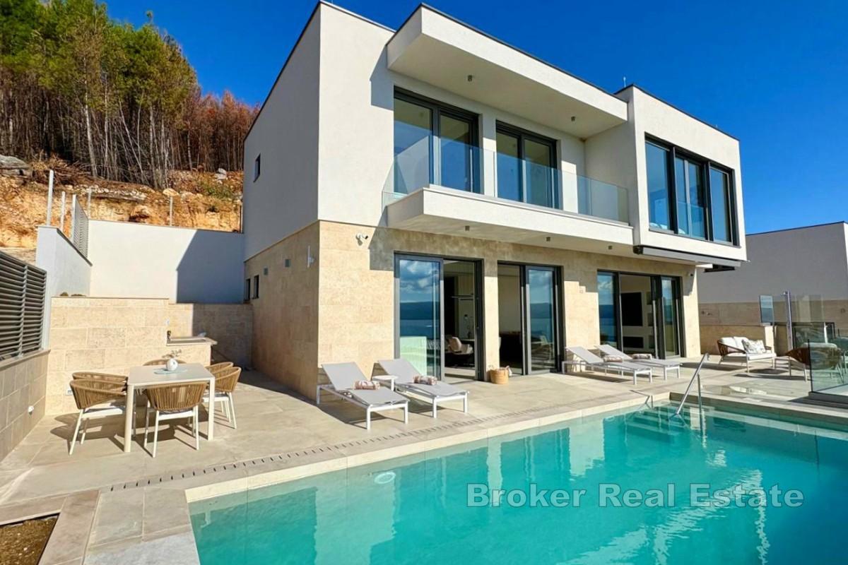 Villa med pool och havsutsikt