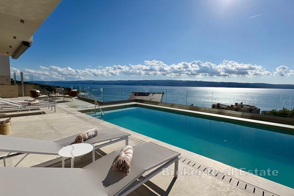 Villa med basseng og havutsikt