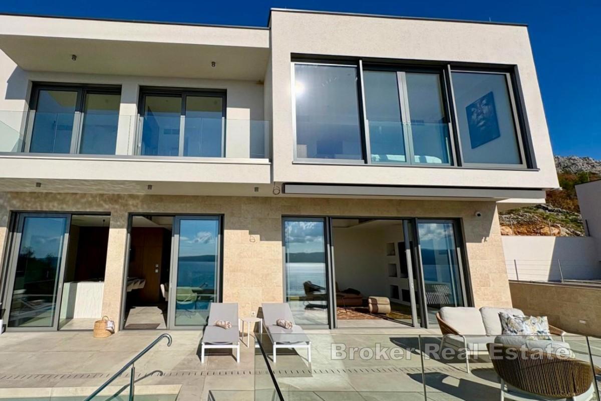 Villa med basseng og havutsikt