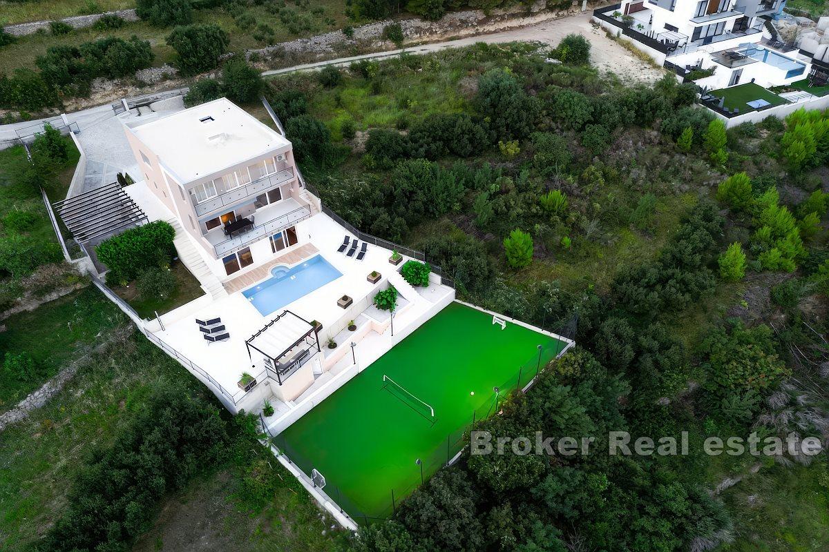 Villa med pool och panoramautsikt