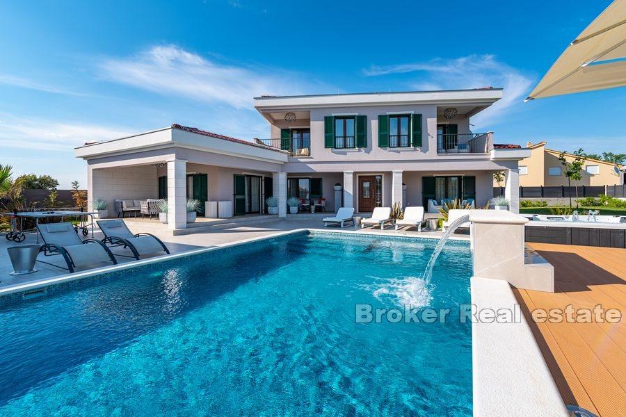 Villa moderna con piscina