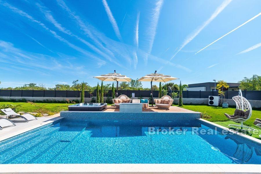 Villa moderna con piscina