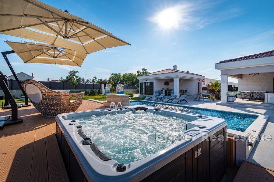 Villa moderna con piscina