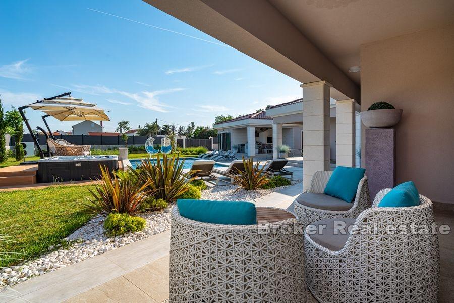 Villa moderna con piscina