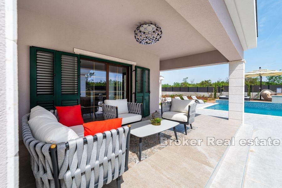 Современная вилла с бассейном