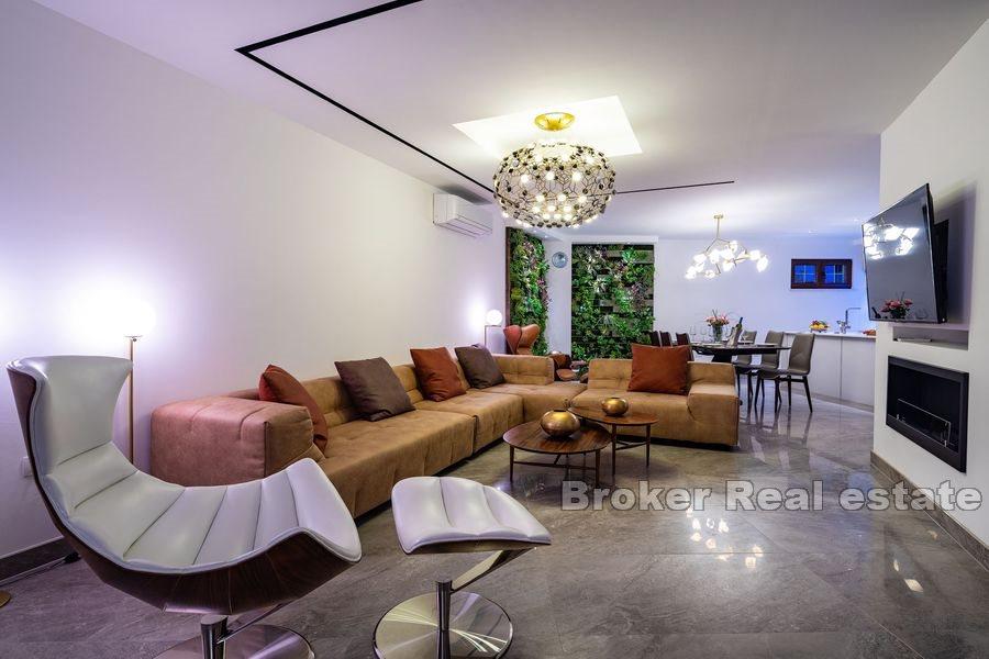 Villa moderna con piscina