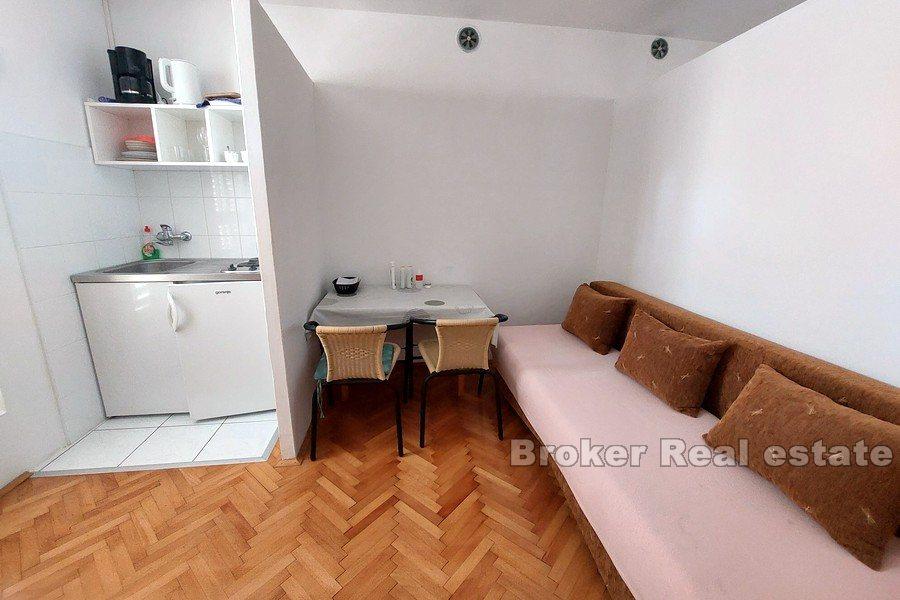 Leilighetshus i første rad til sjøen