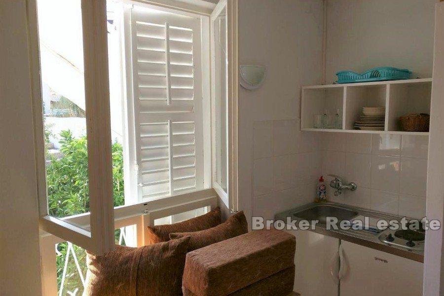 Apartmanska kuća u prvom redu do mora