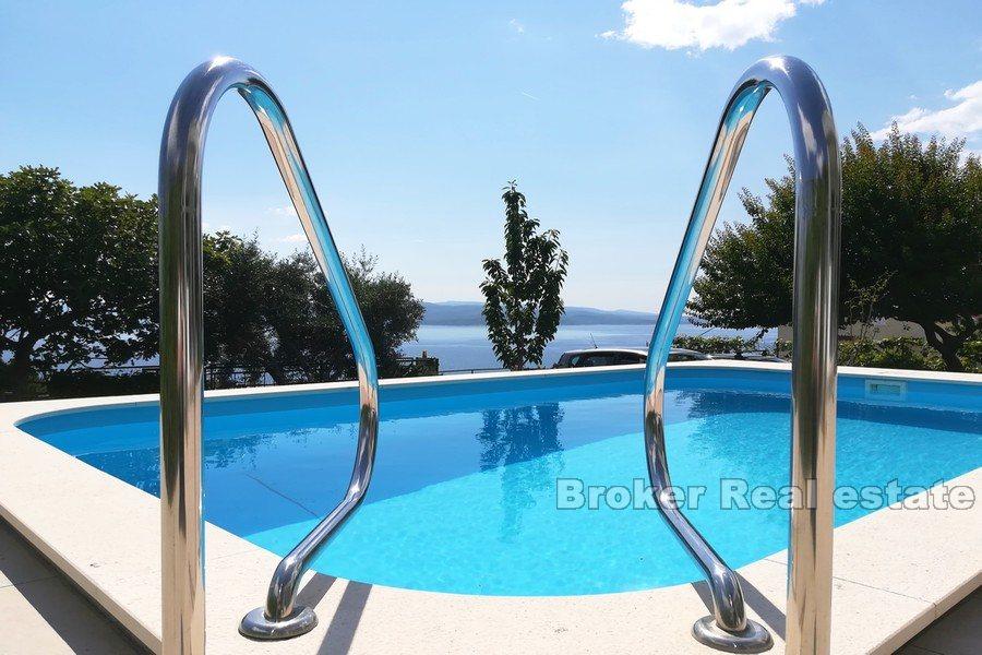 Casa con piscina e vista mare