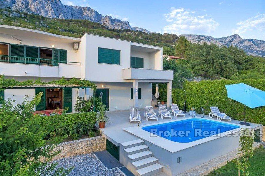 Dom z widokiem na basen i morze