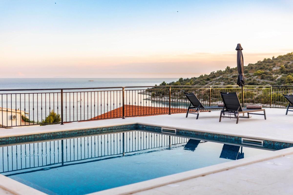 001-2029-35-rogoznica-villa-in-the-third-row-to-the-sea-for-sale