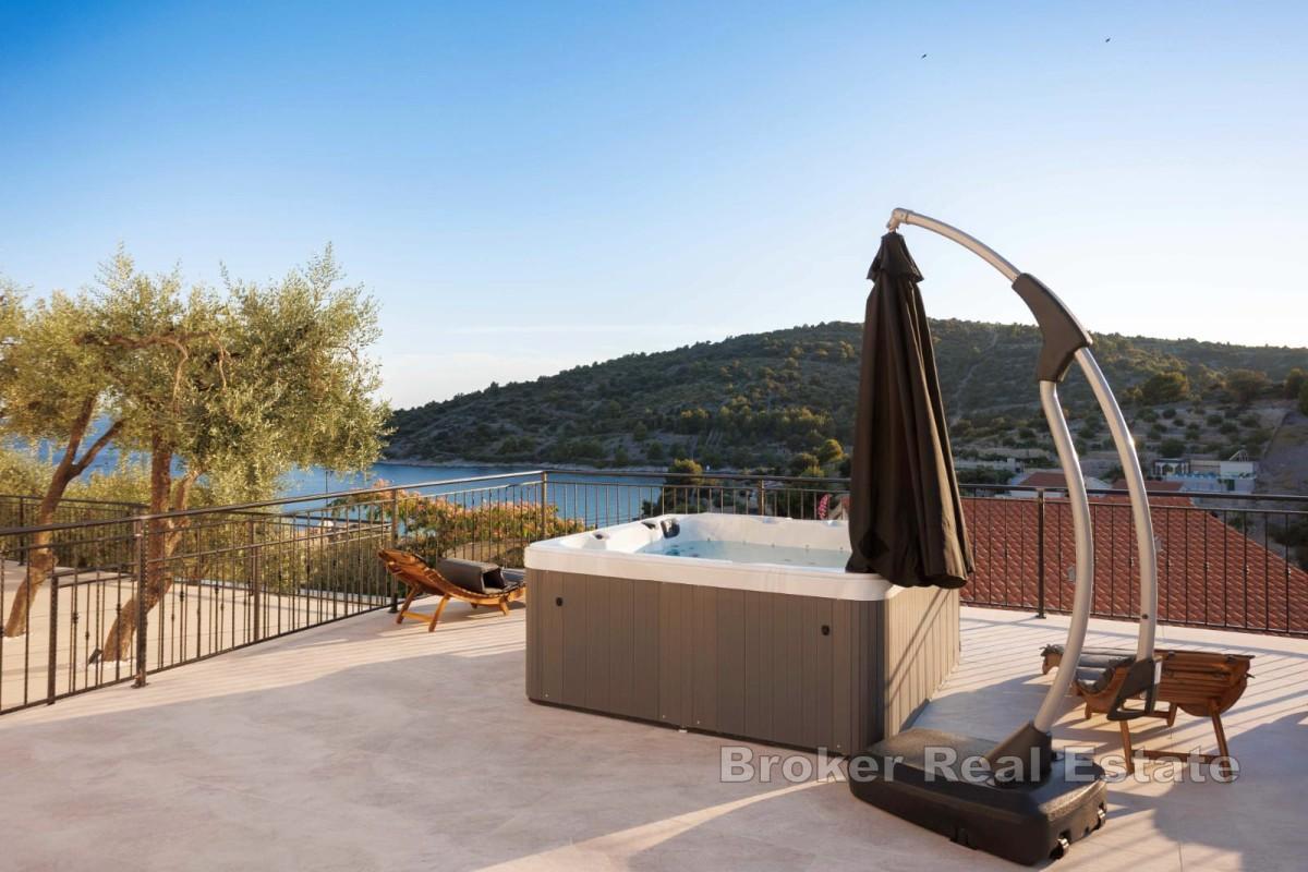 Villa i tredje raden mot havet