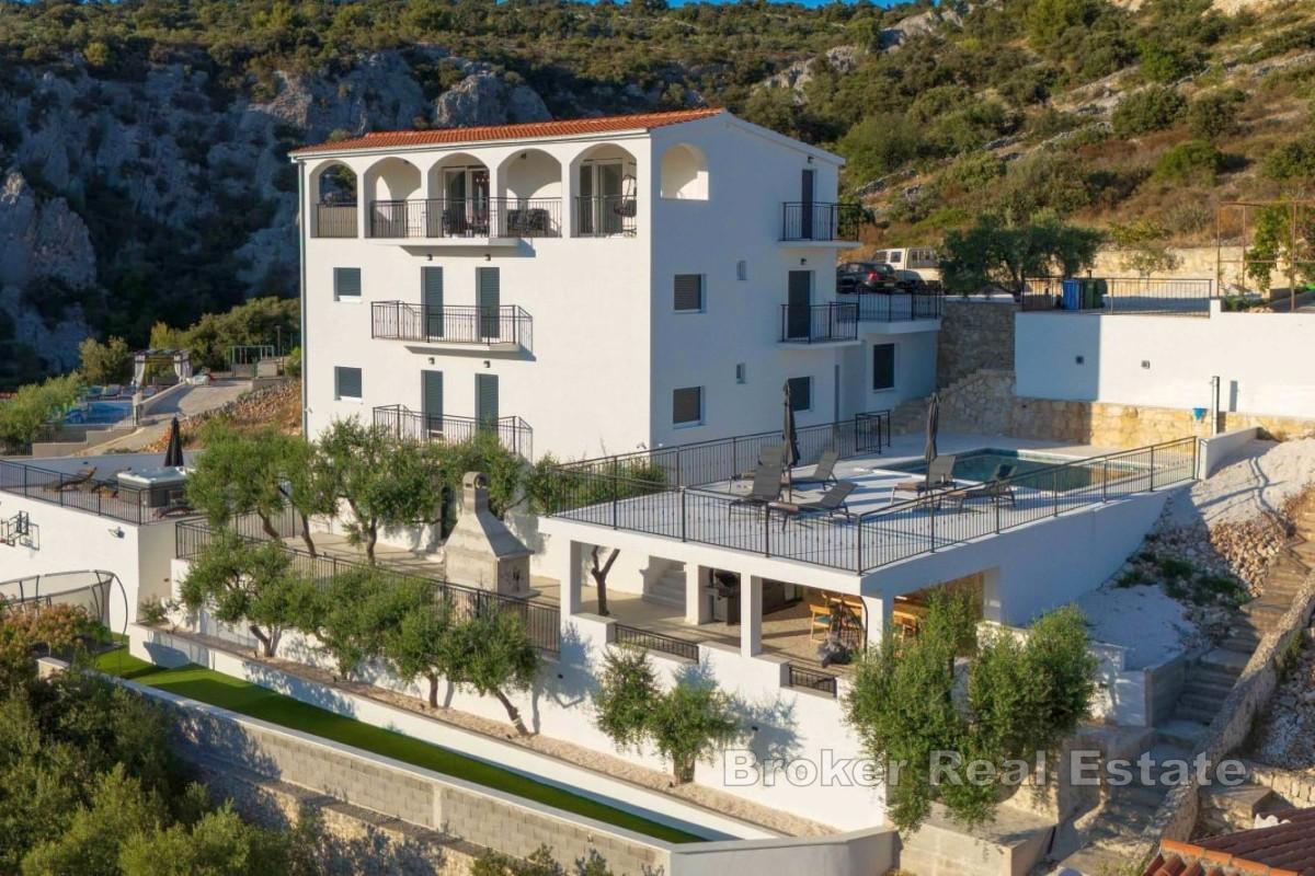 Villa i tredje raden mot havet