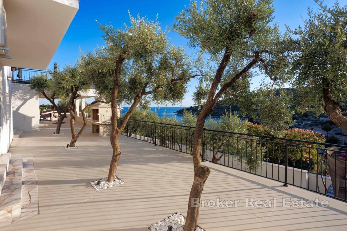 Villa i tredje raden mot havet