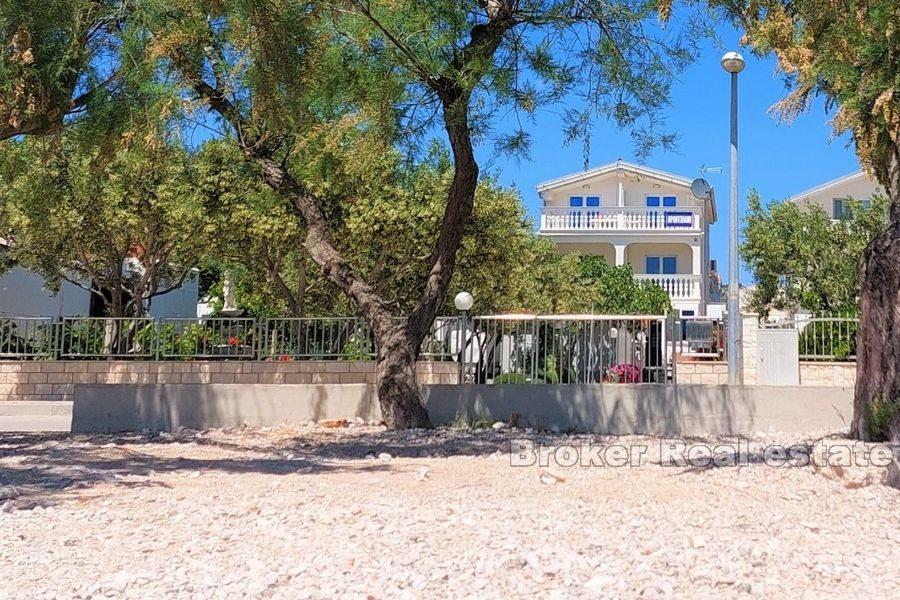 Apartmánový dům, první řada k moři