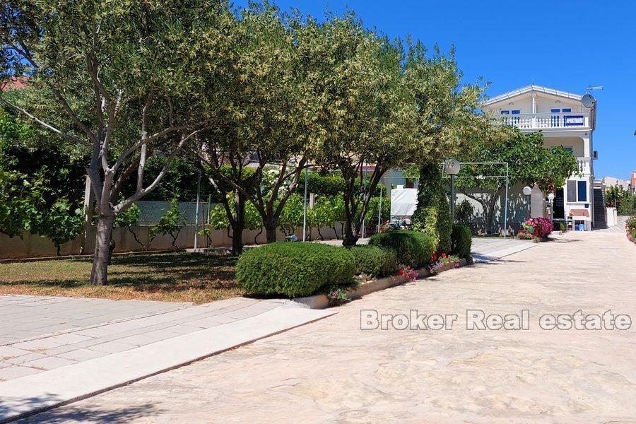 Leilighetshus, første rad til sjøen