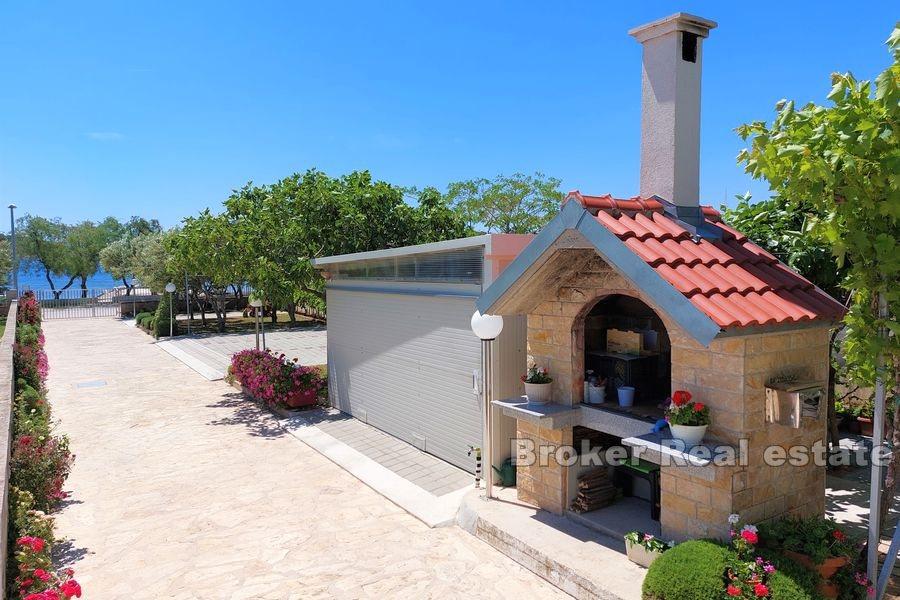 Apartmánový dům, první řada k moři