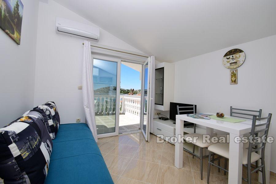 Apartmenthaus, erste Reihe zum Meer
