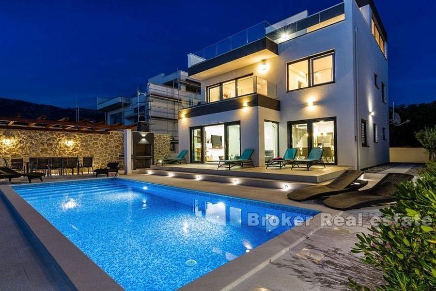 Villa con piscina e vista mare