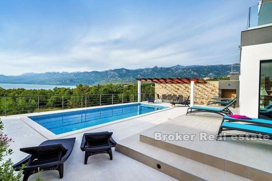 Villa con piscina e vista mare