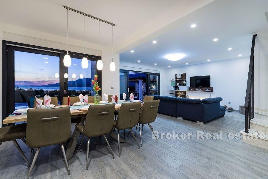 Вилла с бассейном и видом на море