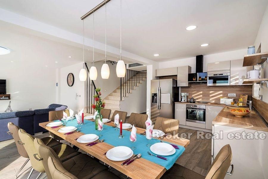 Вилла с бассейном и видом на море