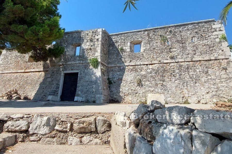 Jahrhundertealte Ruine einer Festung