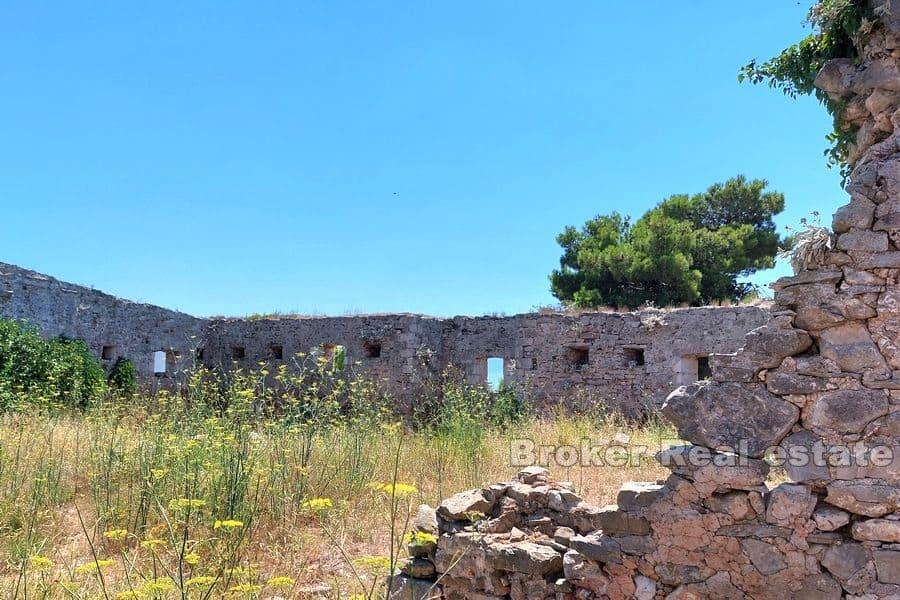 Jahrhundertealte Ruine einer Festung
