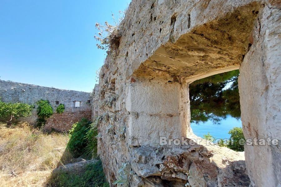 Jahrhundertealte Ruine einer Festung