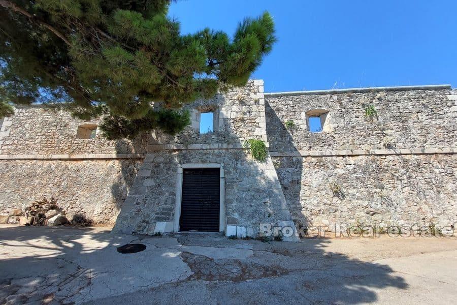 Jahrhundertealte Ruine einer Festung