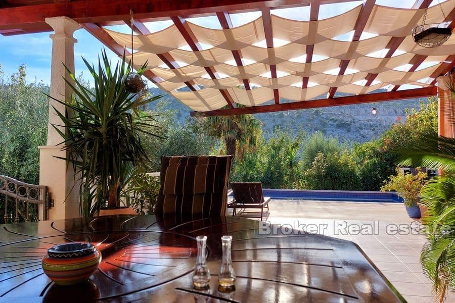 Дом с бассейном и просторным садом