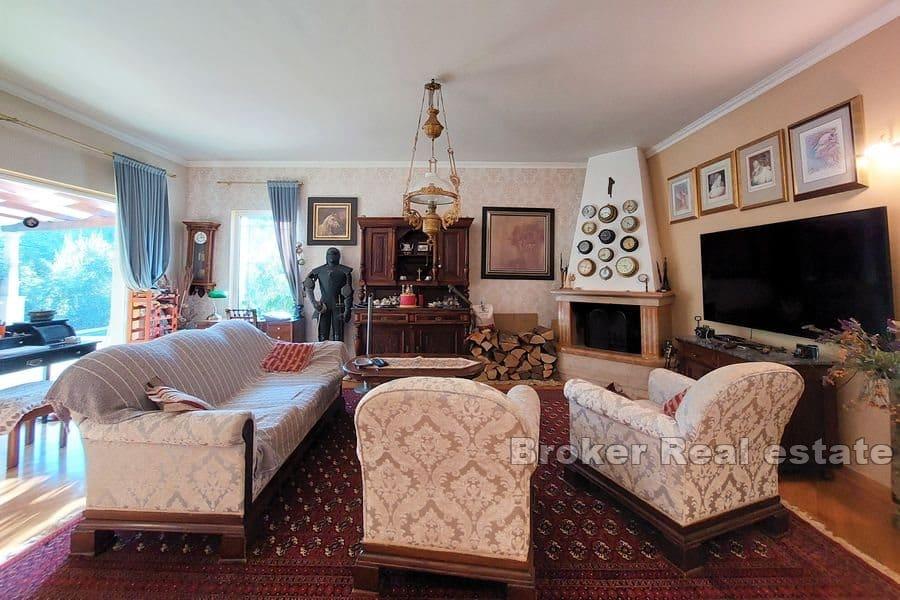 Дом с бассейном и просторным садом