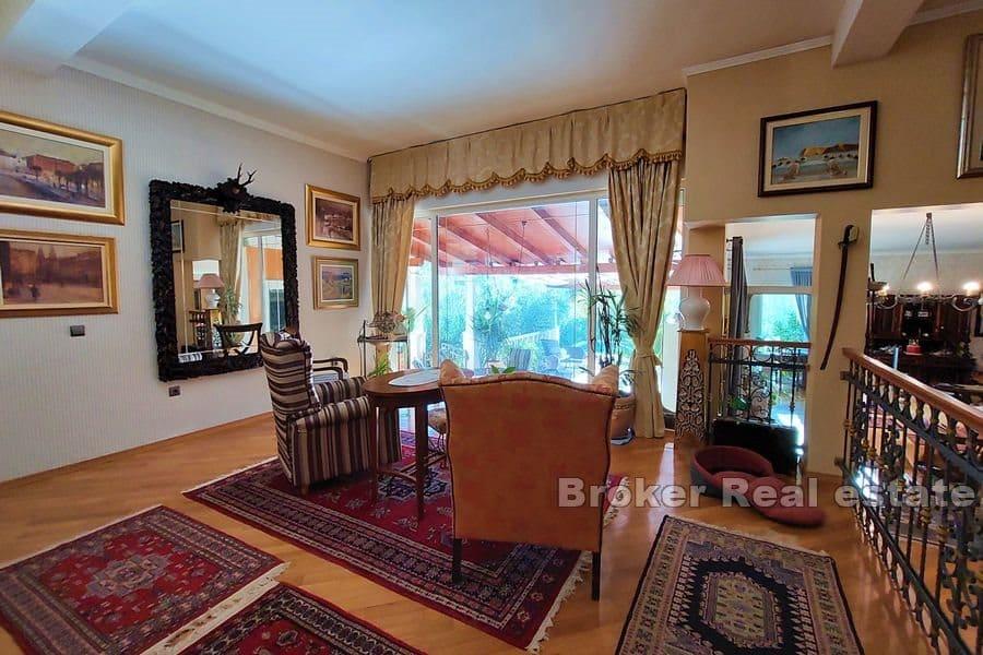 Дом с бассейном и просторным садом