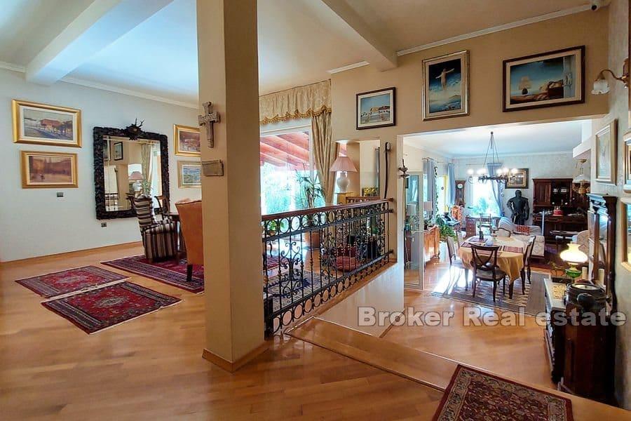 Дом с бассейном и просторным садом