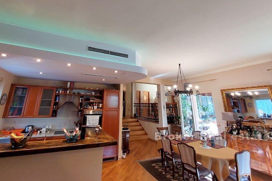 Hus med basseng og romslig hage