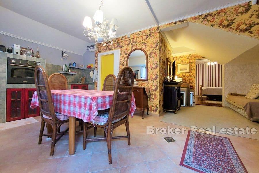 Дом с бассейном и просторным садом