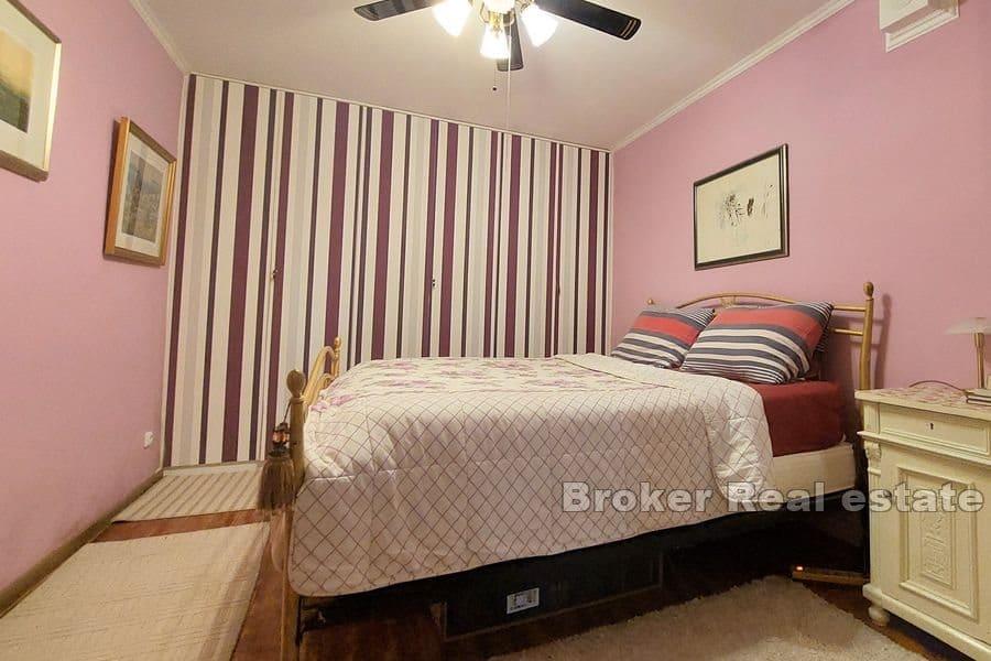 Дом с бассейном и просторным садом