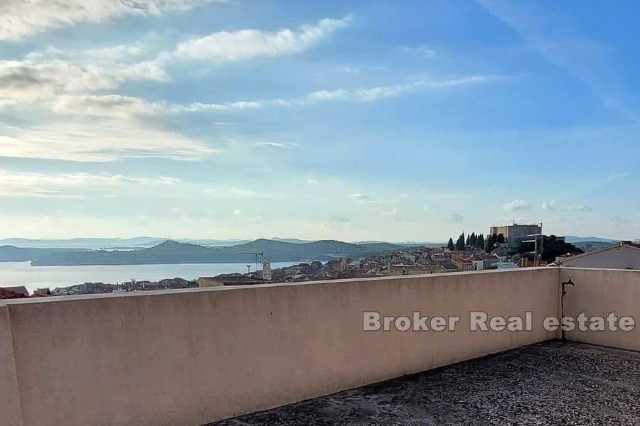 Dům v řadě s výhledem na moře