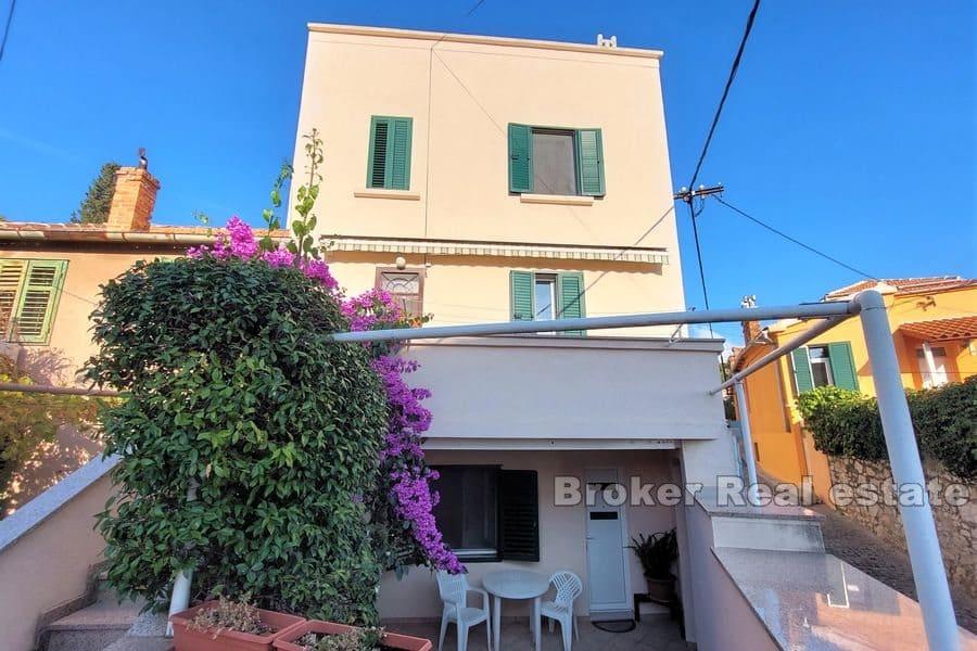 Dům v řadě s výhledem na moře