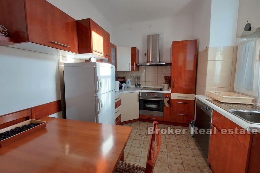 Dům v řadě s výhledem na moře