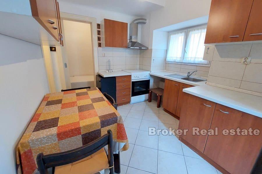 Hus i rad med utsikt över havet