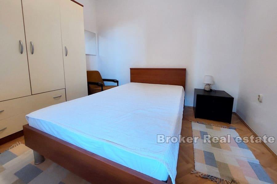 Hus i rad med utsikt över havet