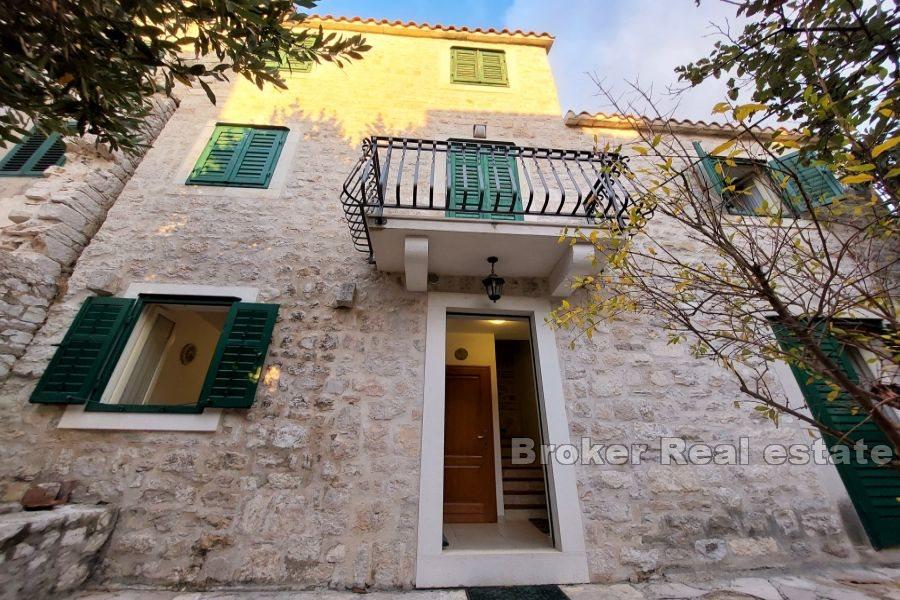 Maison en pierre au centre