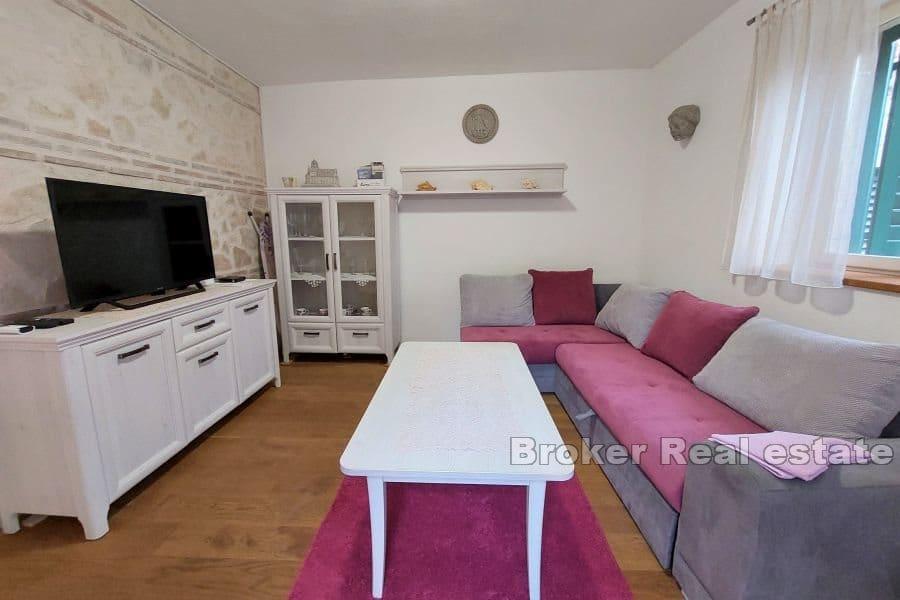 Maison en pierre au centre