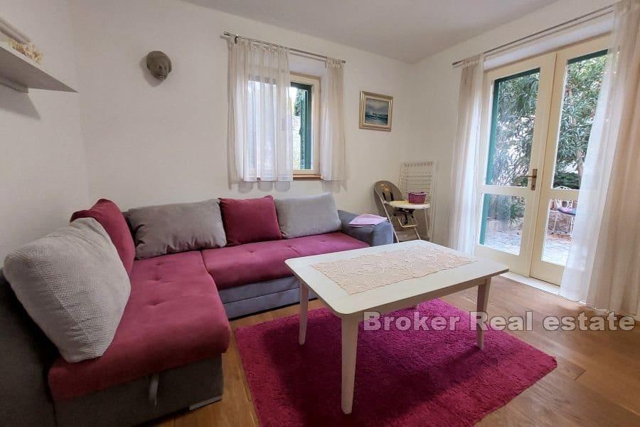 Maison en pierre au centre