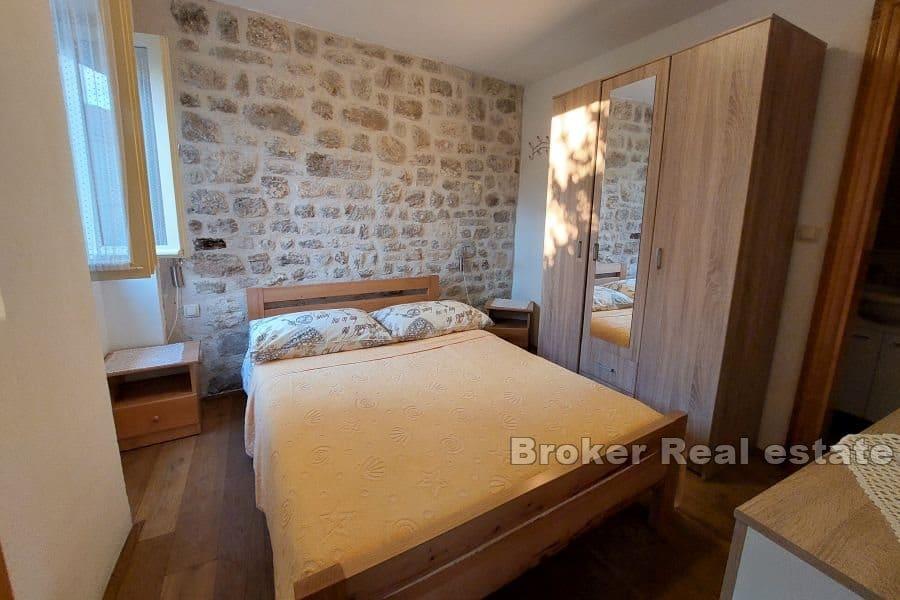 Maison en pierre au centre