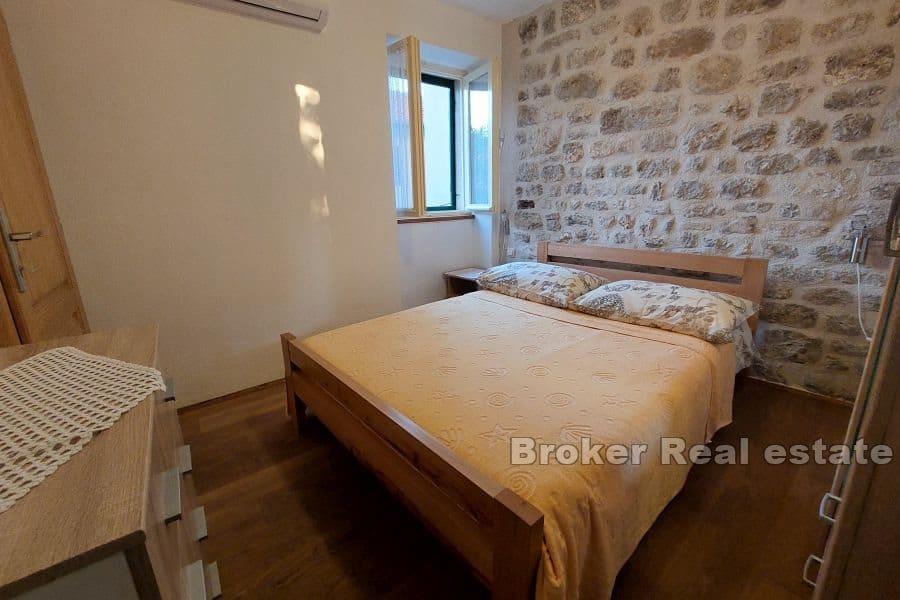 Maison en pierre au centre