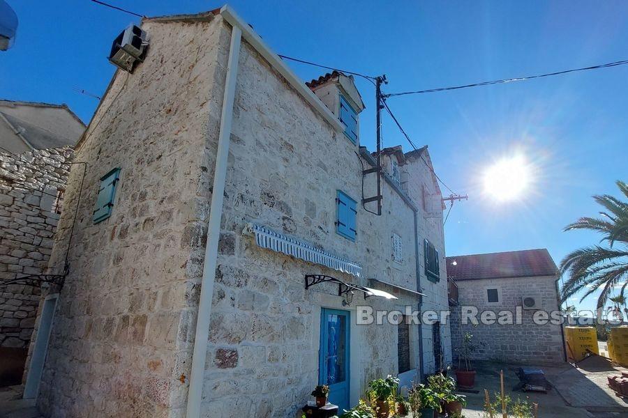 Maison en pierre, première rangée de la mer