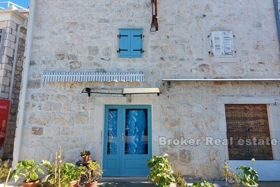Maison en pierre, première rangée de la mer