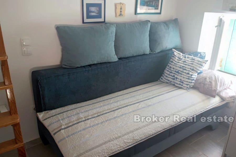 Maison en pierre, première rangée de la mer